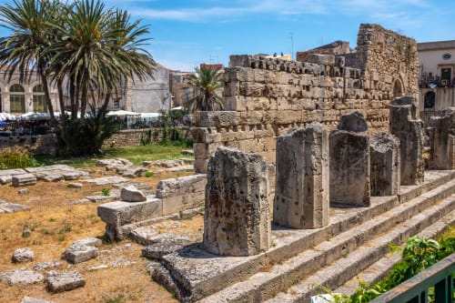 Antiche rovine greche a Siracusa con colonne di pietra e palme, presso Siracusa Sun&Home