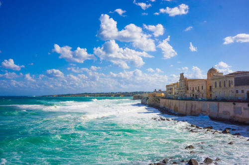 Acque turchesi e storici edifici sul lungomare di Siracusa, Sicilia presso Siracusa Sun&Home