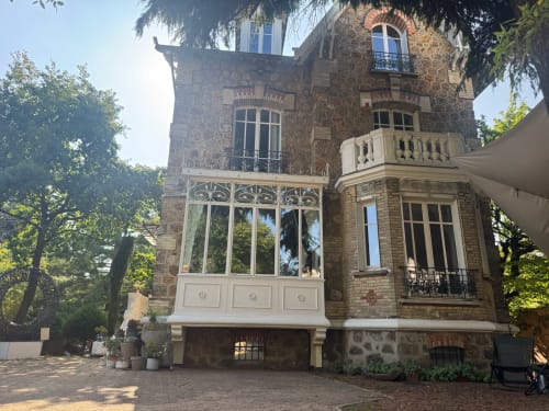 Villa Saint-Hilaire à Colombes, façade de brique, larges baies vitrées vue jardin et terrasse arborée