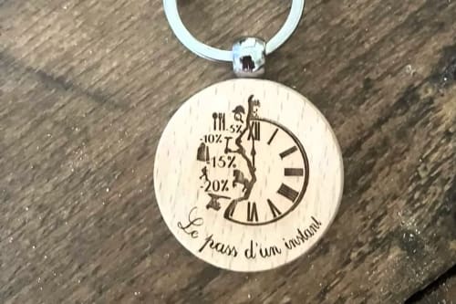 Porte-clés en bois avec horloge et texte français pour le gîte La Cour d'Hortense à Sailly-Flibeaucourt