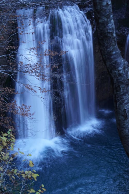 Cascada pintoresca con agua fluyente en entorno de bosque natural cerca de Benavente