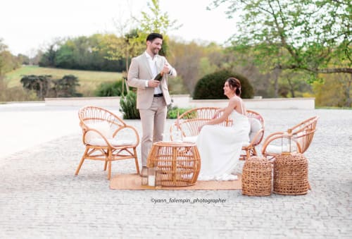 Vin d'honneur sur le parvis du Château Erigoye avec le couple de mariés