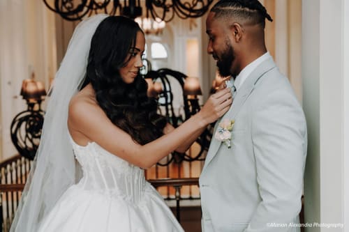 Photo de couple dans le Château Erigoye, dans un décor luxueuse 