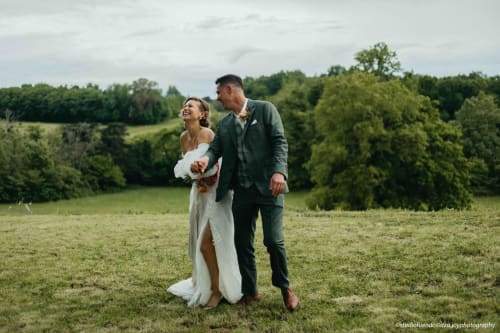Shooting de deux amoureux dans le domaine bucolique du Château ERIGOYE 