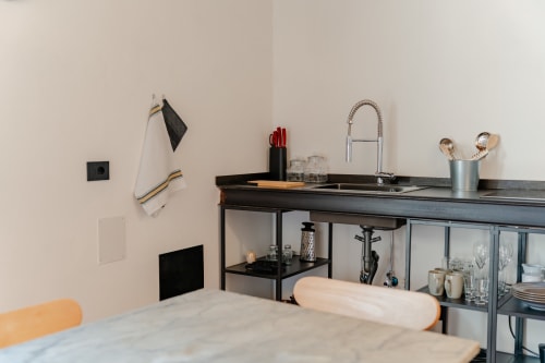 Cucina moderna a Tenuta Alela con lavello in acciaio inox, rubinetto e tavolo da pranzo nell'Appartamento Deluxe