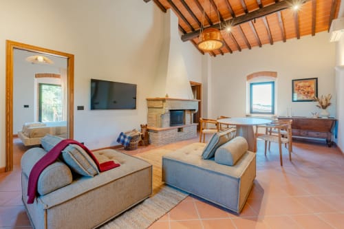 Ampio soggiorno presso Tenuta Alela con camino, zona pranzo e vista sul giardino a Figline Valdarno, Italia
