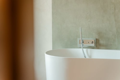 Moderna vasca freestanding bianca con rubinetto cromato nell'Appartamento Camino di Tenuta Alela, Figline Valdarno
