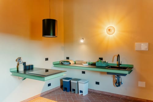 Piccola cucina moderna con piano di lavoro verde e lavello nero nell'Appartamento Camino di Tenuta Alela, Figline Valdarno