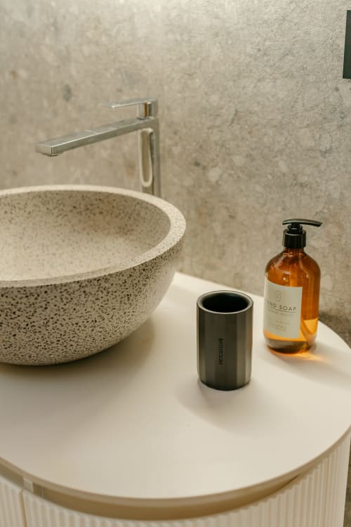Moderno lavabo in terrazzo con accessori nell'esclusivo appartamento Tenuta Alela in Toscana