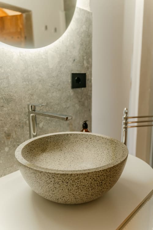 Lavabo moderno con vasca in pietra texture e rubinetto cromato presso l'appartamento Tenuta Alela a Figline Valdarno