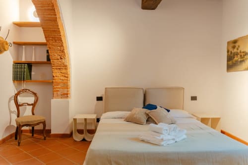Camera spaziosa dell'Appartamento Deluxe di Tenuta Alela a Figline Valdarno, con letto, arredamenti in legno e stile rustico