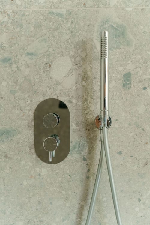 Moderna rubinetteria doccia in acciaio inossidabile con valvola a doppio controllo su parete in travertino a Tenuta Alela, Figline Valdarno