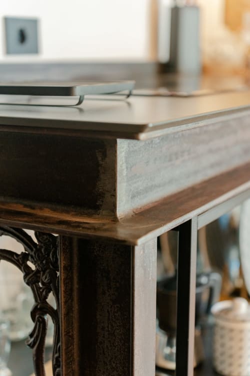 Scrivania moderna in Appartamento Deluxe presso Tenuta Alela, Figline Valdarno, con quaderni e sfondo ufficio sfocato