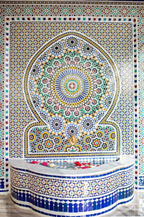 Fontaine en mosaïque marocaine ornée au Riad Gold Hôtel d'Azrou avec carrelage bleu travaillé et motifs géométriques