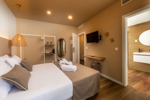 Deluxe double room at Alojamento Costa Alentejana in Zambujeira do Mar with twin beds, TV, ensuite bathroom, and modern