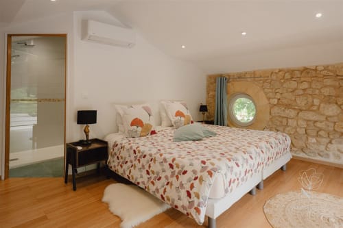 Vue d'ensemble de la chambre de la suite vision pour deux personnes avec la salle de bain attenante