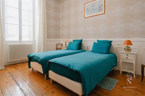 Deux lits simples, situés dans la deuxième chambre de la suite familiale du château Erigoye