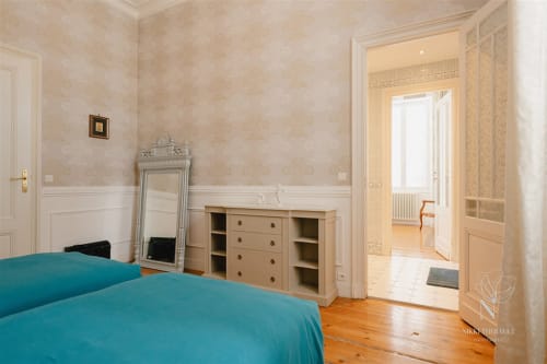 Vu complémentaire d'une des chambres de la suite familiale qui donne sur la salle de bain partagée