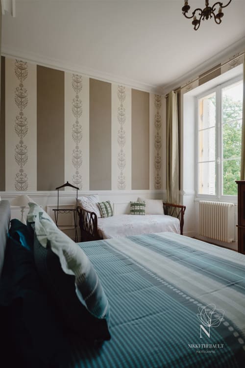 Vue de la chambre familiale du Château Erigoye avec le lit double et le convertible