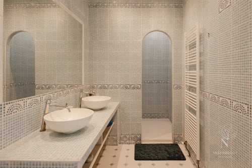 Salle de bain, type mauresque du château Erigoye, partagée entre deux chambres de la suite familiale