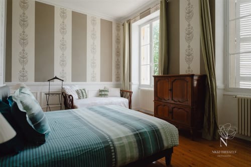Vue d'ensemble de la chambre double de la suite familiale, située près de Bordeaux