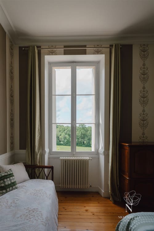 Vu depuis la suite familiale par la fenêtre sur le domaine Erigoye