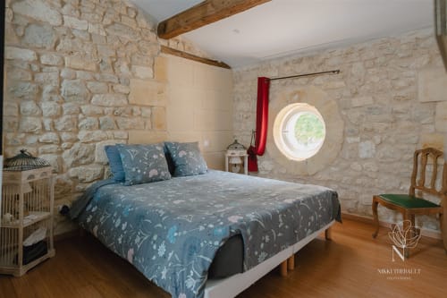 Lit double d'un chambre du gite rive droite du château Erigoye 
