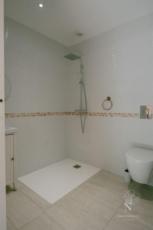 Douche PMR, au rez-de-chaussée de chaussée du Gîte Rive droite