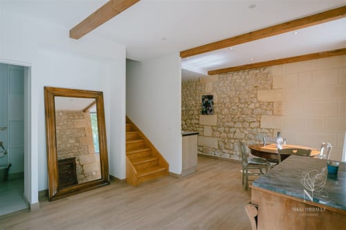 Rez-de-chaussée du gîte, Rive droite  du Chateau Erigoye, avec cuisine, salon et salle de bain complémentaire en bas