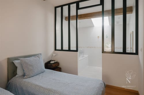 Salle de bain de la chambre avec deux lits simples du Gîte 