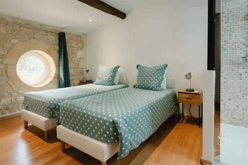 Chambre avec deux lits doubles dans le gite rive gauche du Château Erigoye près de Bordeaux 