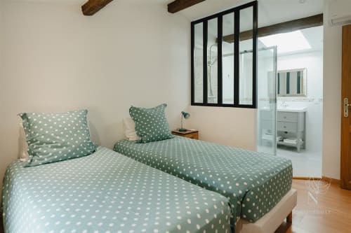 Vue d'ensemble : deux lits doubles et un salle d'eau privative dans une chambre du gite rive gauche du Château Erigoye 