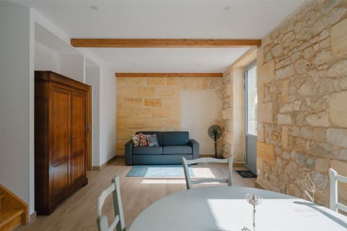 Canapé convertible situé au rez-de-chaussée du Gîte rive gauche du Château Erigoye 