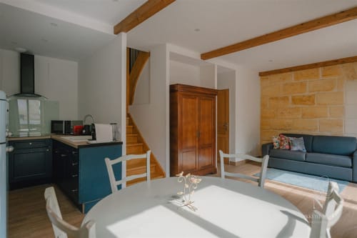 Salon et cuisine du gite rive gauche du Chateau Erigoye près de Bordeaux 