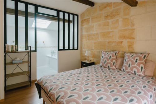 Vue d'ensemble : lit double et salle de bain privative du gite rive gauche du Château Erigoye 