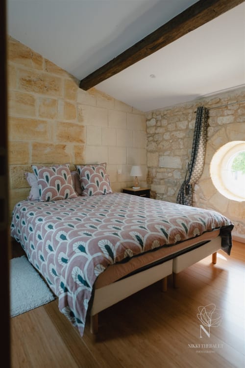 Lit double situé dans une des chambres du gîte, Rive Gauche, du chateau Erigoye à Bordeaux