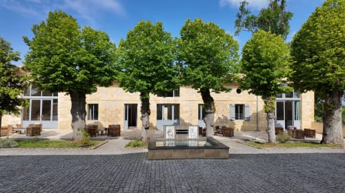 Vue de la cour du Château Erigoye, de la fontaine et des dépendances 