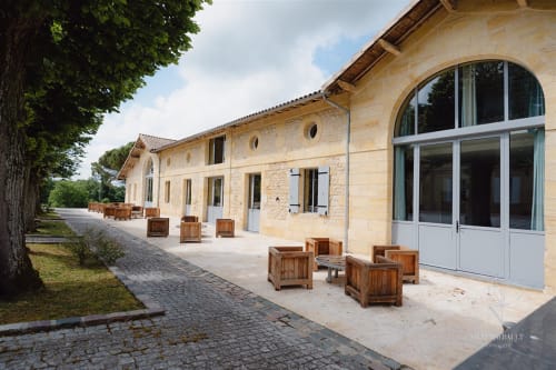 Vue extérieure des dépendances qui constituent des logements et des salons extérieurs complémentaires 
