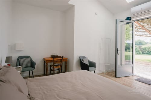 Vue d'ensemble de la chambre pinède, donnant sur la vue panoramique du domaine 