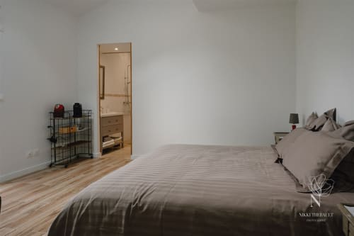 Vue du lit double et de la salle d'eau de la chambre pinède du Chateau Erigoye 