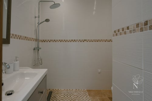 Douche plein pied de la chambre pinède du chateau Erigoye 