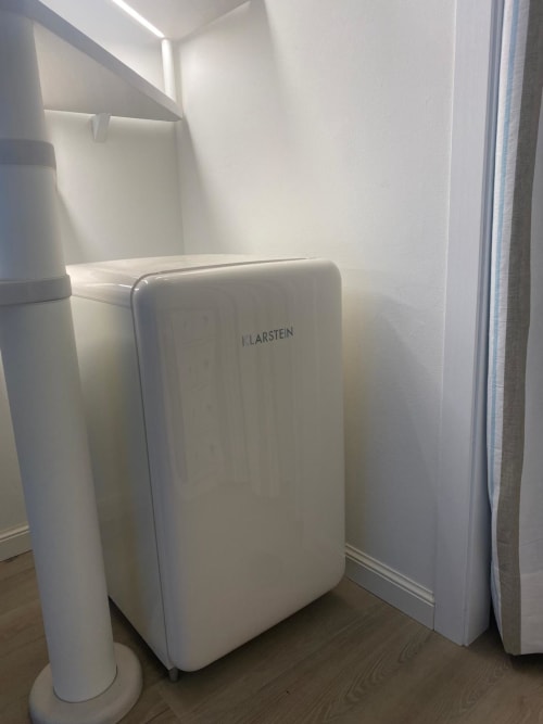 White Larstein mini fridge in compact alcove at Verdolivo bed and breakfast, Sale Marasino