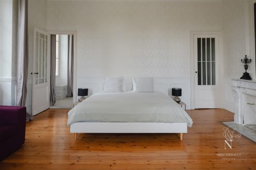 King-size bed in the Lake Suite, located in Château Erigoye in Bordeaux