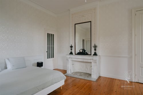 Cheminée ancienne de la suite, située dans le château Erigoye, près de Bordeaux 