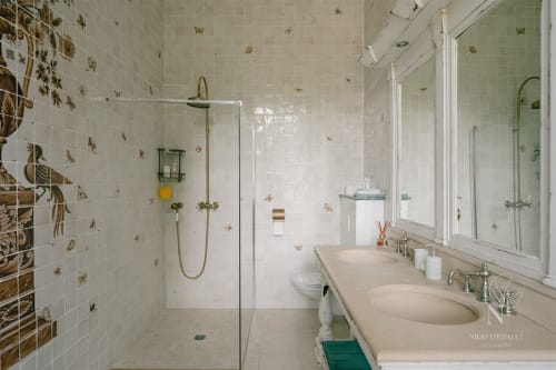 Salle d'eau vintage, avec une fresque d'époque. Cadre atypique pour un séjour de déconnexion 