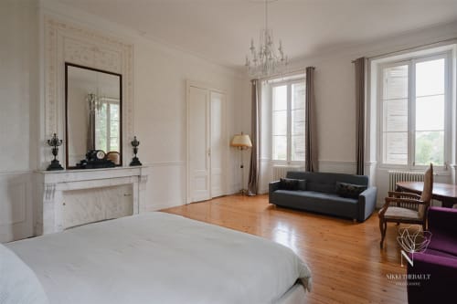Ensemble de la suite du lac avec lit, canapés, ambiance apaisante et dépaysante 