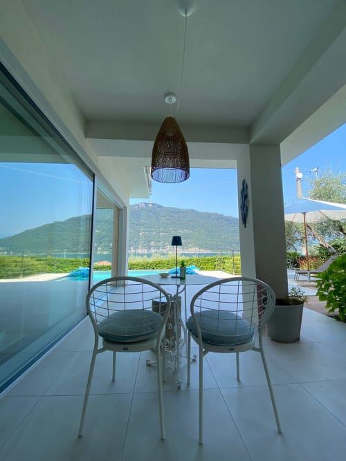 Moderne Terrasse im Verdolivo B&B mit Blick auf den Iseosee, minimalistisches Design und Bergpanorama