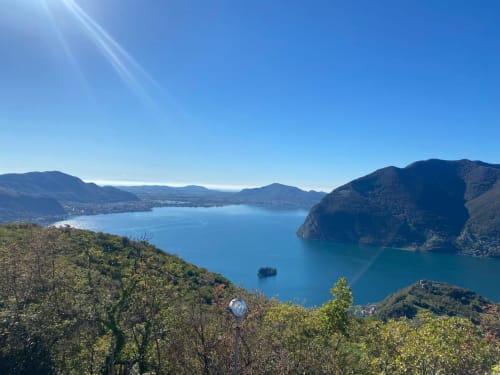 Panoramablick auf den Iseosee von Verdolivo in Sale Marasino mit Bergen und blauem Wasser
