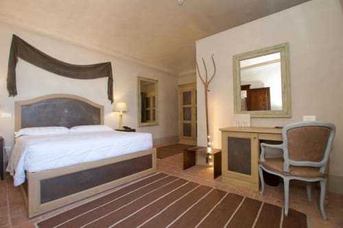 Camera Doppia Superiore all'Hotel San Giovanni Resort a Saluzzo con vista giardino, arredamenti eleganti e servizi moderni