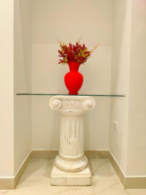 Vaso rosso con fiori secchi su piedistallo classico bianco con mensola in vetro in lussuosa camera d'albergo, Napoli